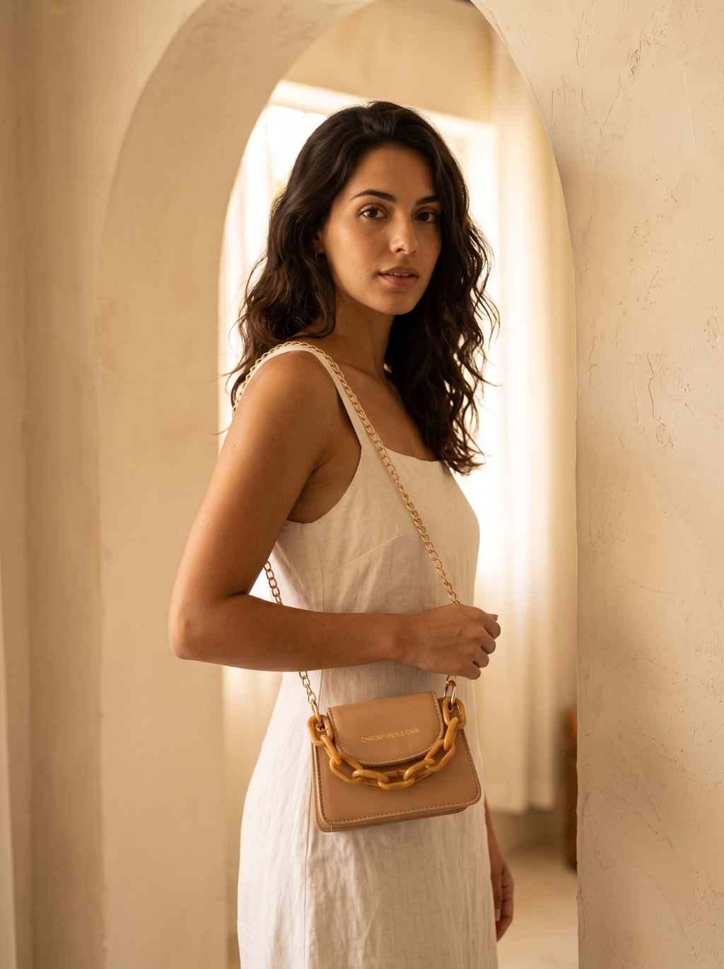 Perla bolso con cadena - en modelo